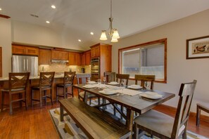 Dining - Air Conditioning, Shuffleboard, Walk to Heavenly/ Casinos/ Lake, Grill, Wifi – Tahoe Woods Luxury (South Lake Tahoe)