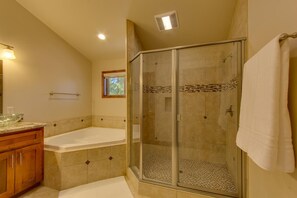 Ensemble douche/baignoire, baignoire à jets, sèche-cheveux