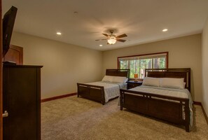 3 bedrooms, iron/ironing board, travel crib, WiFi - Air Conditioning, Shuffleboard, Walk to Heavenly/ Casinos/ Lake, Grill, Wifi – Tahoe Woods Luxury (South Lake Tahoe)