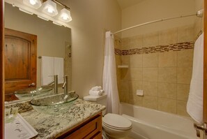 Combined shower/tub, jetted tub, hair dryer, towels - Air Conditioning, Shuffleboard, Walk to Heavenly/ Casinos/ Lake, Grill, Wifi – Tahoe Woods Luxury (South Lake Tahoe)