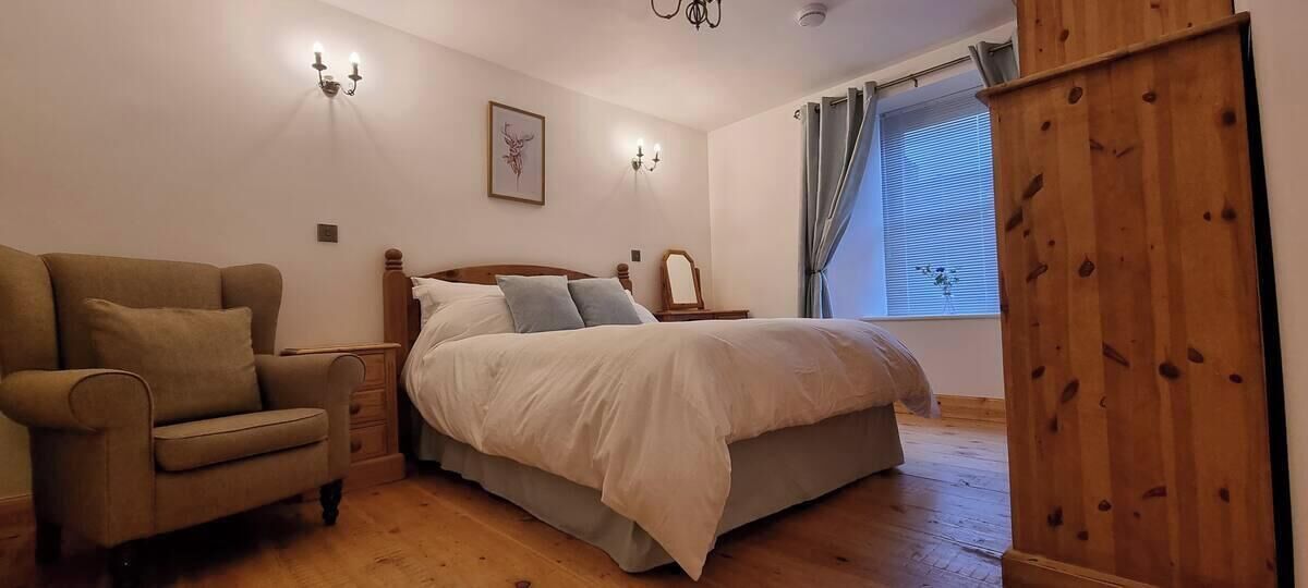 1 habitación, tabla de planchar con plancha, wifi y ropa de cama 