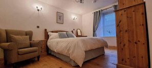 1 bedroom, iron/ironing board, WiFi, bed sheets - The Coal Office, Aberlour (Aberlour)