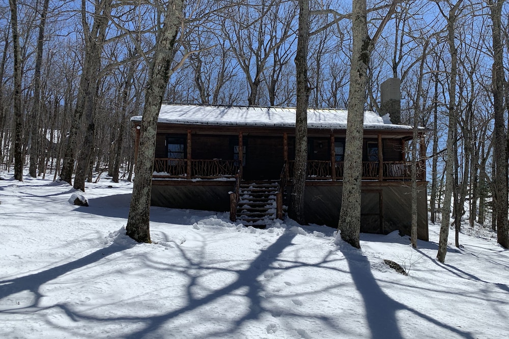 Cozy Cabin with private HOT TUB!