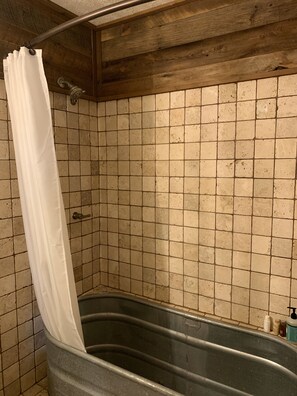 Duschwanne, Regendusche, Handtücher, Seife
