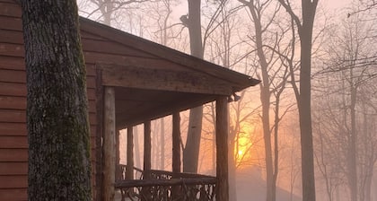 Cozy Cabin with private HOT TUB!