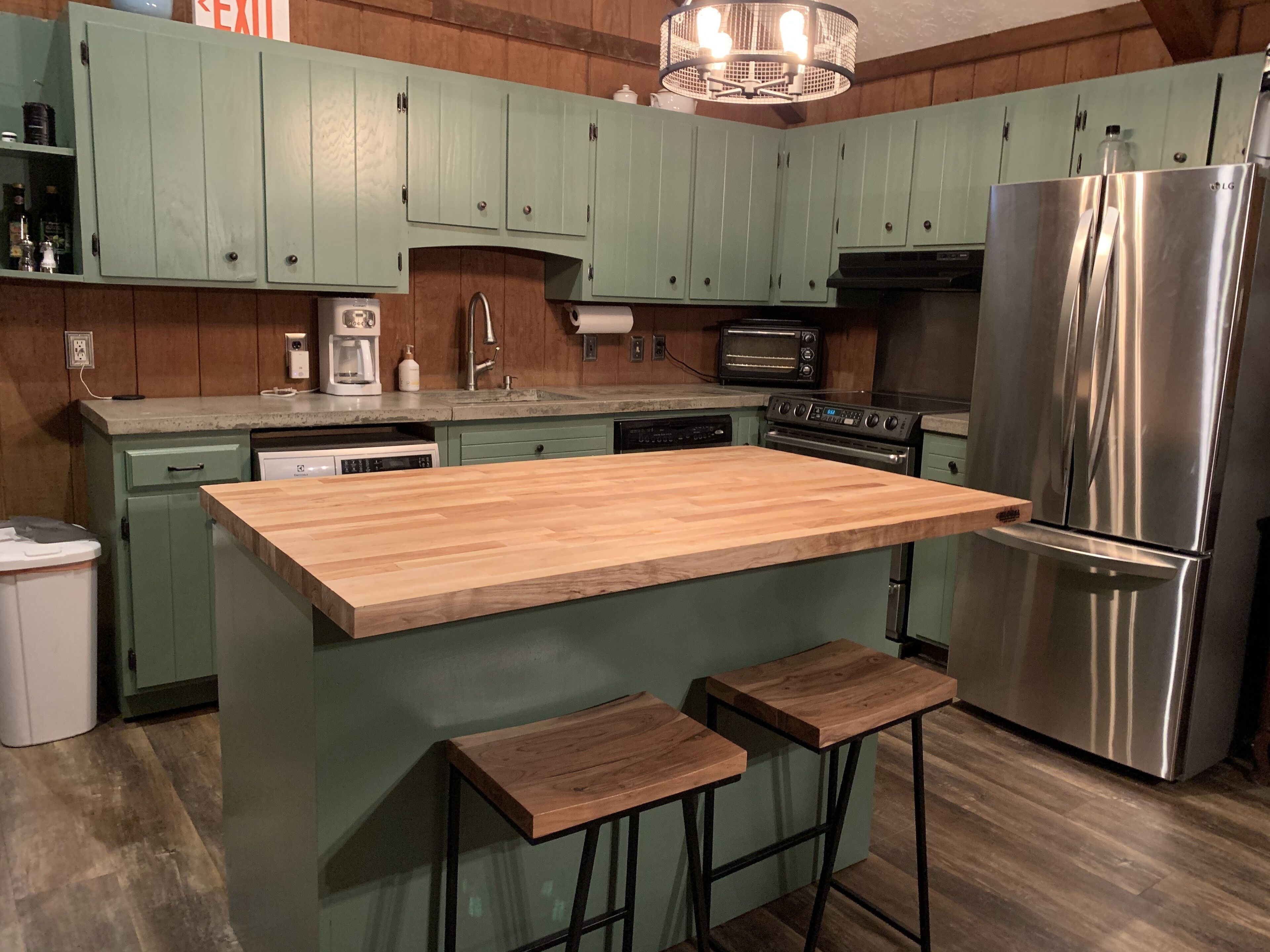 Cozy Cabin with private HOT TUB!