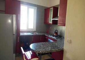 Kühlschrank, Ofen, Herdplatte, Kochgeschirr/Geschirr/Besteck