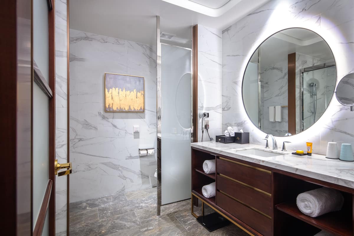 1 bedroom, premium bedding, minibar, in-room safe