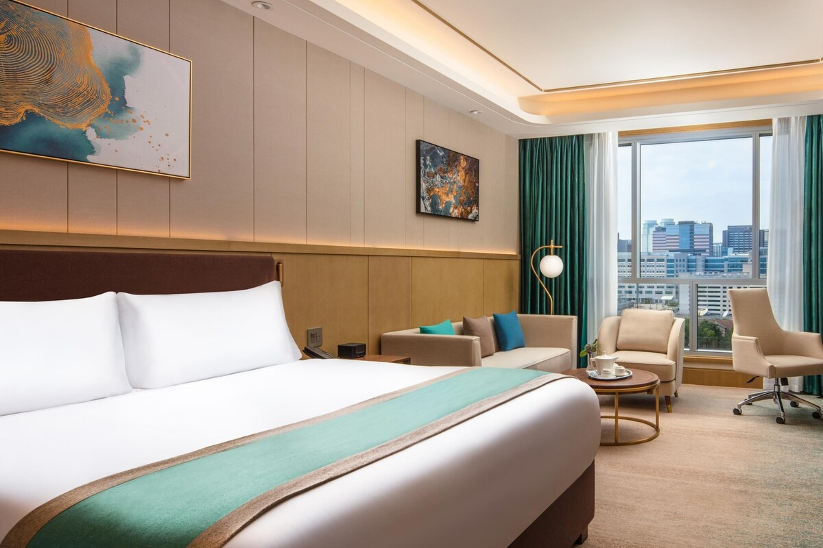 Premium bedding, minibar, in-room safe, desk