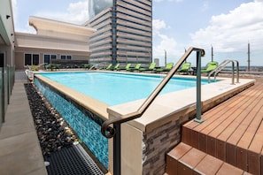 Piscine extérieure, chaises longues
