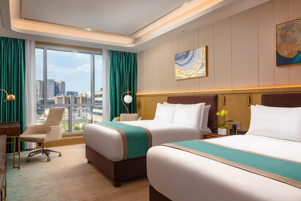 Premium bedding, minibar, in-room safe, desk