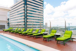 Una piscina al aire libre, sillones reclinables de piscina