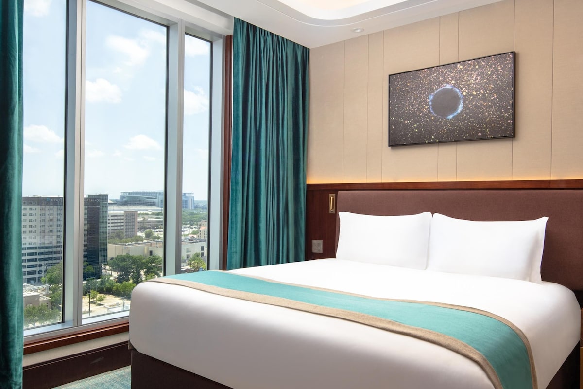 Premium bedding, minibar, in-room safe, desk