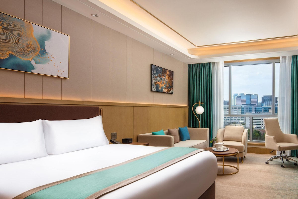 Premium bedding, minibar, in-room safe, desk