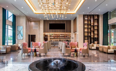 Lobby. Blossom Hotel Houston, Curio Collection by Hilton