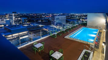 Außenpool, Liegestühle