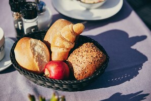 Frokost med lokale retter er inkludert hver dag