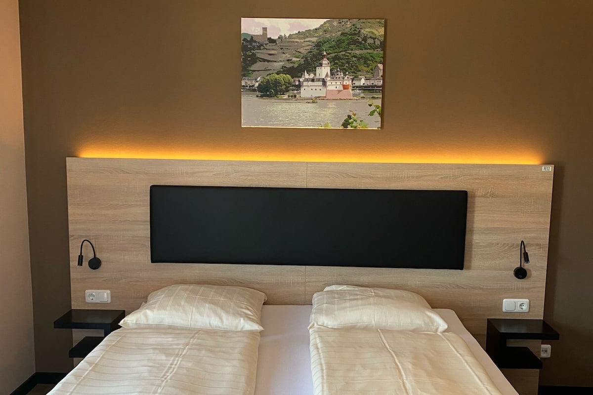 Hypo-allergenic bedding, individually decorated, free WiFi, bed sheets