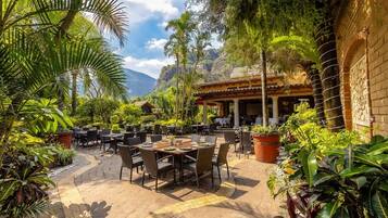 2 restaurantes, se sirven desayunos, comidas y cocina internacional