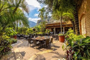 2 restoran, sarapan, makan tengah hari dihidangkan; masakan antarabangsa