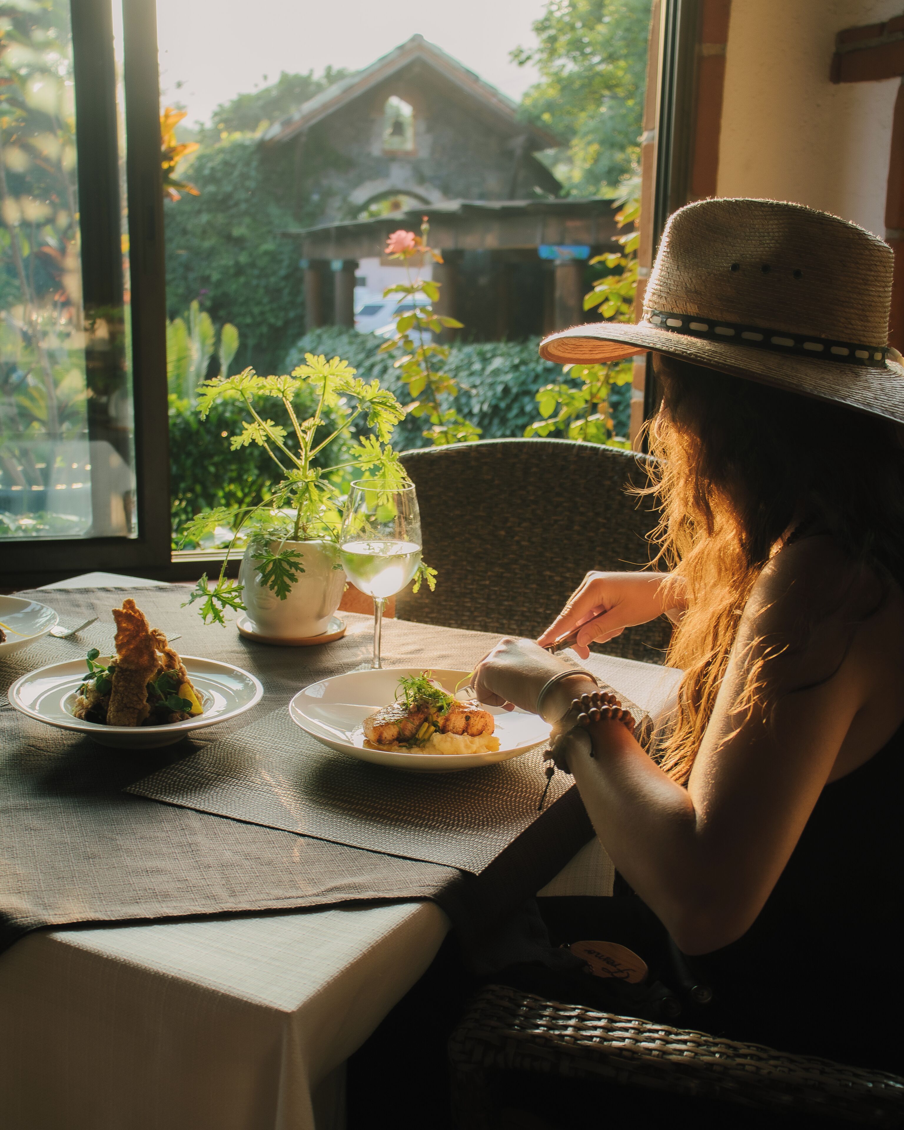 2 restaurants, breakfast, lunch, dinner served; international cuisine 