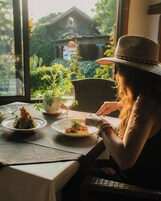 2 restaurantes; se sirve desayuno, almuerzo y cena; cocina internacional