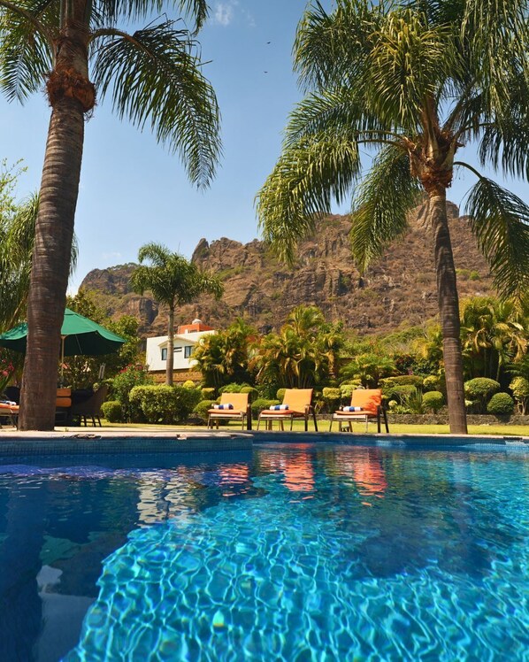 2 kolam renang terbuka 