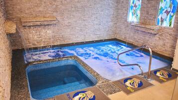 Salas de tratamiento para parejas, sauna y tina de hidromasaje