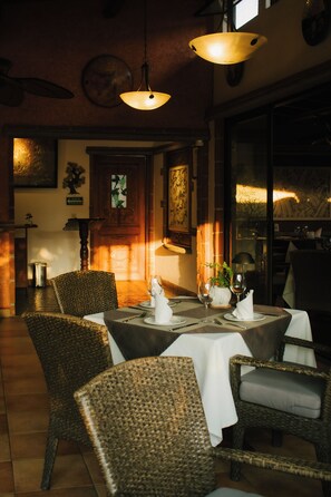 2 من المطاعم، حيث تُقدم وجبات الإفطار، الغداء، العشاء، الأطباق العالمية