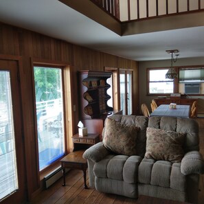 Smart TV, fireplace - 3 Bedroom Lakefront Home with Hot Tub & Fireplace (Wynantskill)