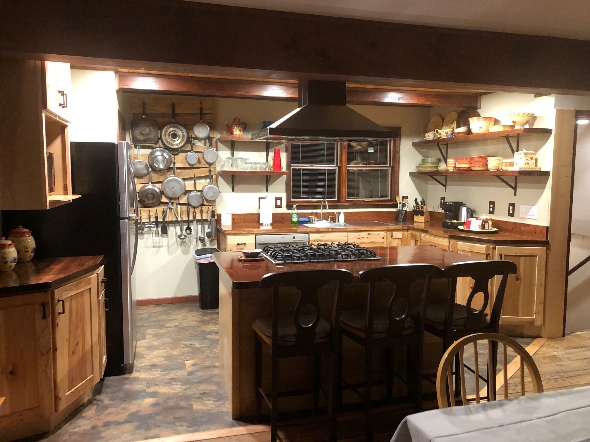 3 Bedroom Lakefront Home with Hot Tub & Fireplace