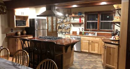 3 Bedroom Lakefront Home with Hot Tub & Fireplace