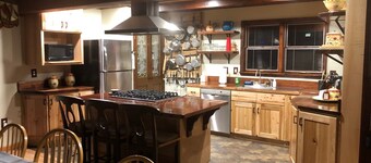 3 Bedroom Lakefront Home with Hot Tub & Fireplace