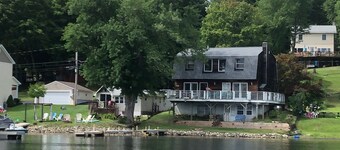 3 Bedroom Lakefront Home with Hot Tub & Fireplace