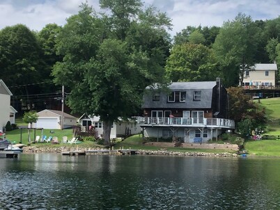 3 Bedroom Lakefront Home with Hot Tub & Fireplace