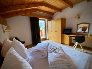 Classic Double Room | In-room safe, blackout curtains, soundproofing, free WiFi - Hotel Simpaty (Dobbiaco)
