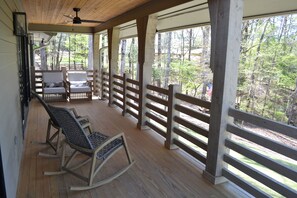 Terrace/patio - On Lake Tuscaloosa with Covered Dock - 3 King beds 3 1/2 bath PLUS Bunk Room (Northport)
