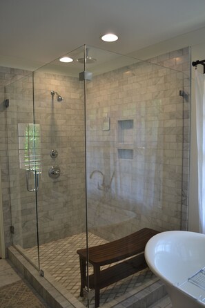 Bañera con ducha, secador de pelo, toallas, jabón