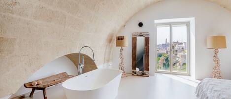 1 chambre, bureau, chambres insonorisées, fer et planche à repasser