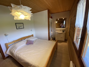 2 bedrooms, iron/ironing board, travel cot, WiFi