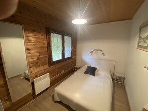 2 habitaciones, tabla de planchar con plancha, cuna de viaje y wifi