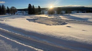 A snowy landscape with a clear sky and the sun setting or rising. - GITE 2 to 5 PERS HAUT JURA PLEINE NATURE (Morbier)