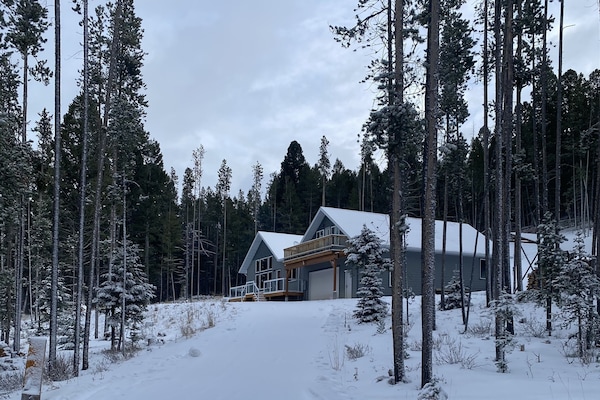 View of circular drive entering lodge