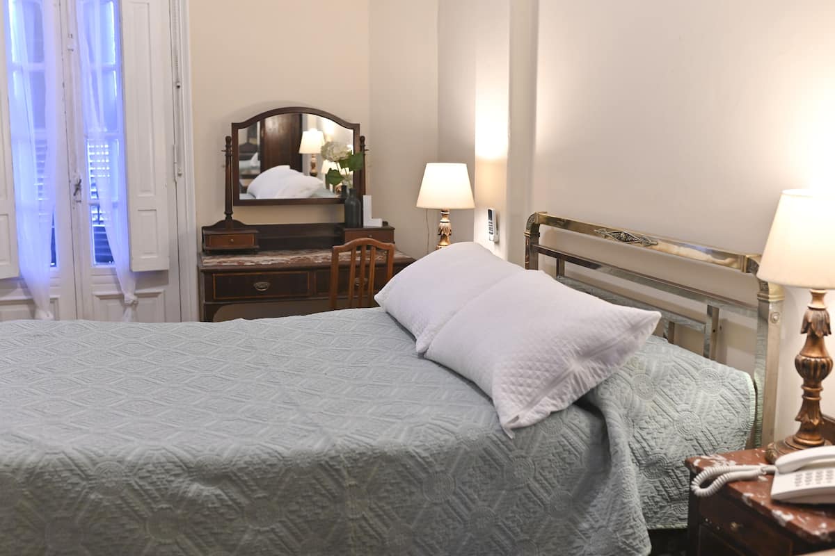 Camera Standard, 1 letto matrimoniale, bagno in camera | Minibar, una cassaforte in camera, una scrivania, Wi-Fi gratuito
