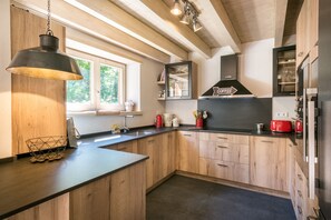 Een koelkast, een magnetron, een oven, een vaatwasser