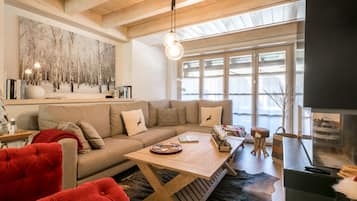 Una televisión, una chimenea