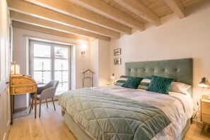 4 bedrooms, iron/ironing board, free WiFi, bed sheets