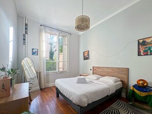 3 chambres, fer et planche à repasser, Wi-Fi, draps fournis