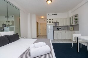 1 bedroom, bed sheets - 306 Studio Hollywood Beach (Hollywood)