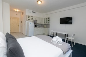 1 bedroom, bed sheets
